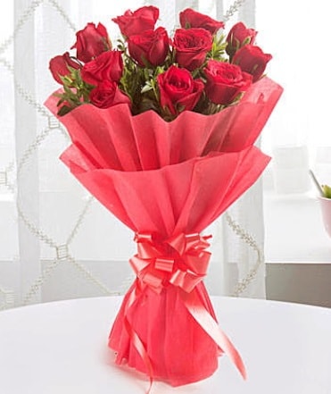 12 adet kırmızı gülden modern buket  Şırnak çiçek satışı 